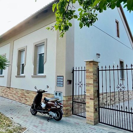 Voeroesmarty Apartmanhaz Makó 외부 사진